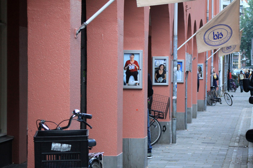 In de vitrines in de Sint Antoniesbreestraat is een expositie van portretten van Nieuwmarkts kunstenaars
