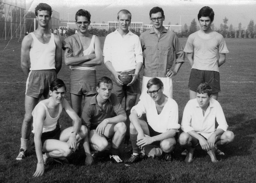 Sjaak, gehurkt, rechts, klaar voor sport met de "ster"klas van de HTS-Bouwkunde in Amsterdam, september 1963 