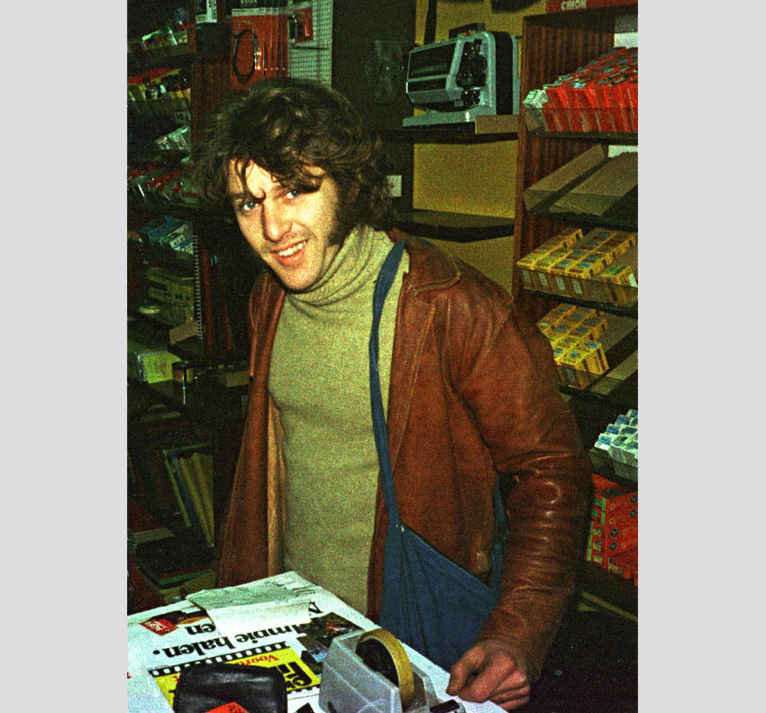 sjaak in een camerawinkel, 1974