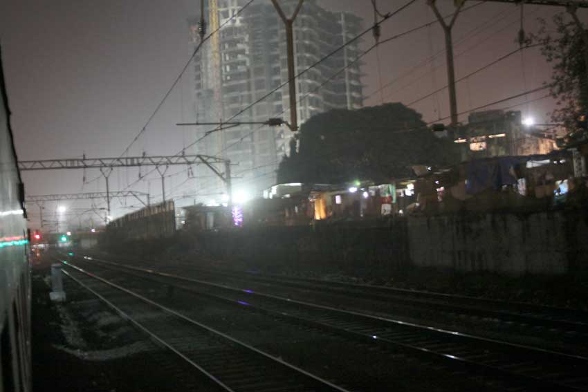 trein rolt Mumbai binnen