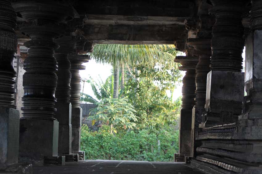 keshava temple, belur, dwars doorkijkje